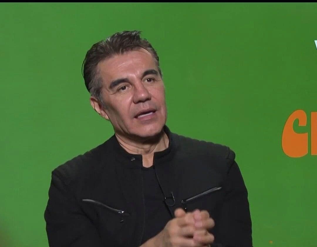 Adrián Uribe Sorprende con "El Vitor", Ahora con Documental "Al Chile"